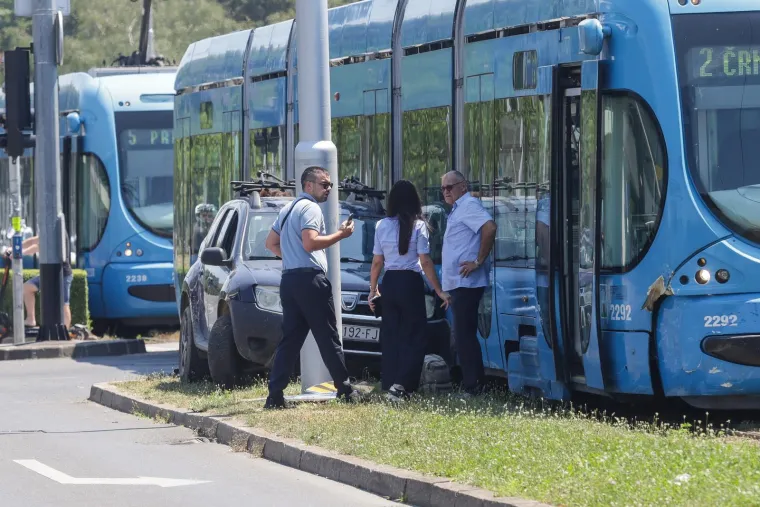 Žestok sudar u Zagrebu: Automobil udario u tramvaj, pogledajte fotografije s mjesta nesreće