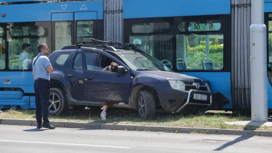 Žestok sudar u Zagrebu: Automobil udario u tramvaj, pogledajte fotografije s mjesta nesreće