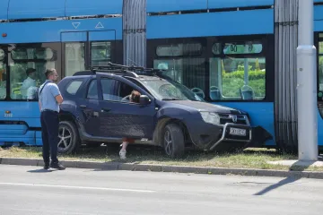 Žestok sudar u Zagrebu: Automobil udario u tramvaj, pogledajte fotografije s mjesta nesreće