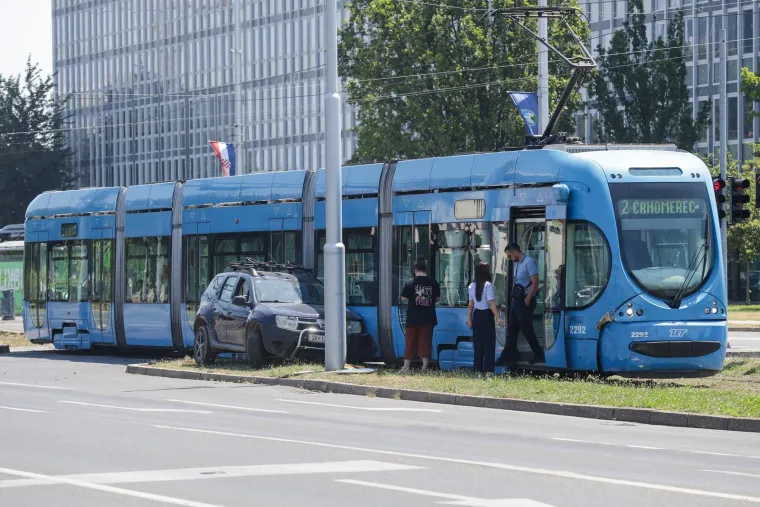 Žestok sudar u Zagrebu: Automobil udario u tramvaj, pogledajte fotografije s mjesta nesreće