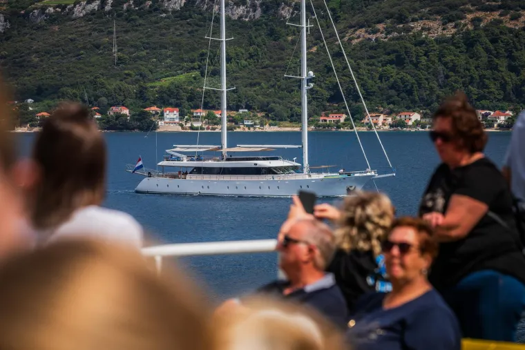 Drama na Jadranu: Trajekt Jadrolinije satima plutao između Iža i Ugljana, a onda su ga gurali!