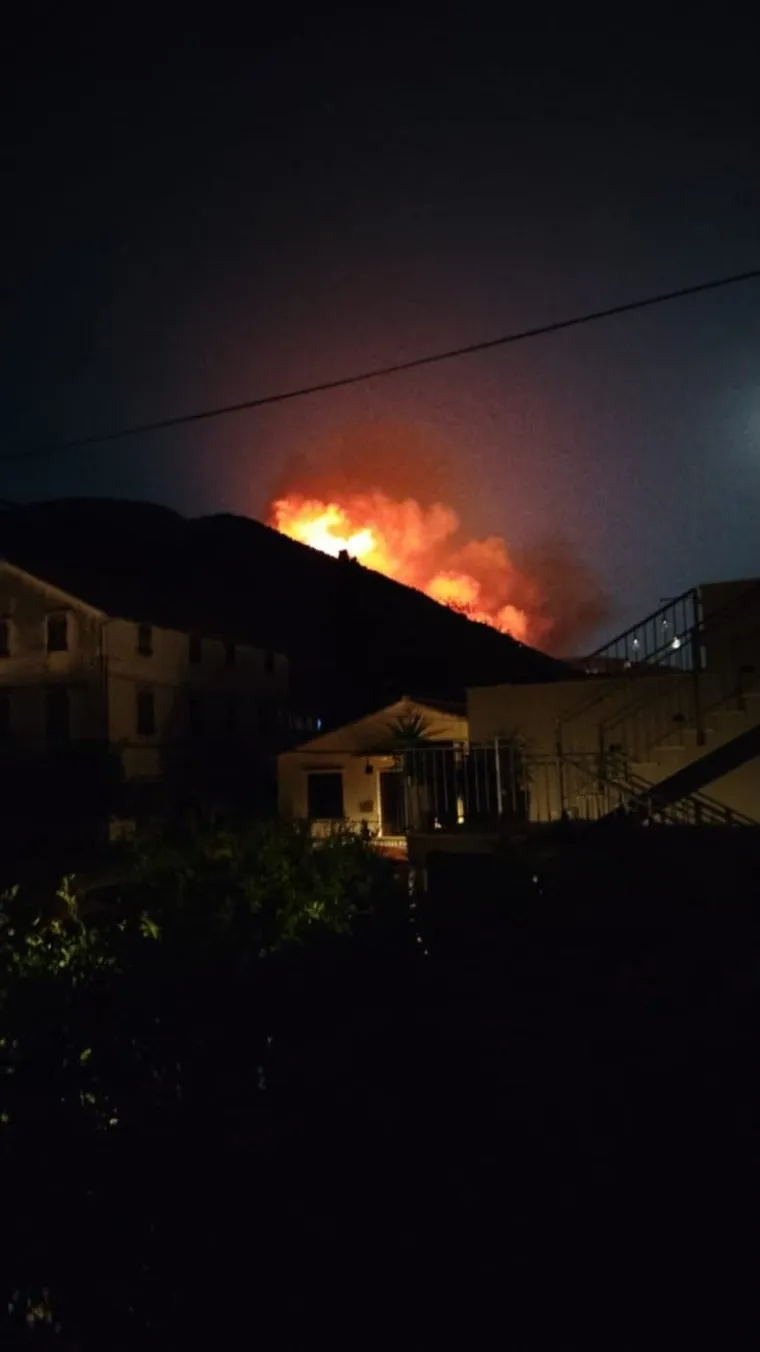 Buknuo požar kraj Komiže, &scaron;ire se snimke! Stižu tri kanadera i dodatne snage s kopna