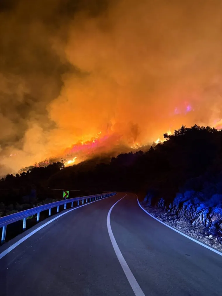 Buknuo požar kraj Komiže, &scaron;ire se snimke! Stižu tri kanadera i dodatne snage s kopna