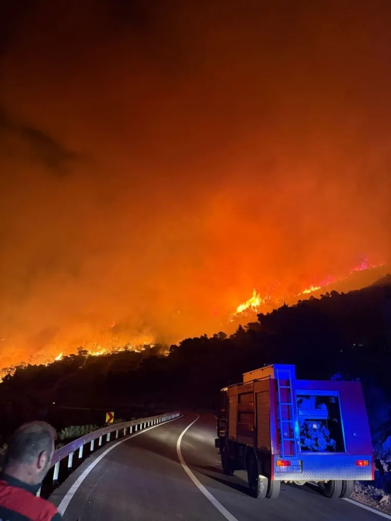 Buknuo požar kraj Komiže, &scaron;ire se snimke! Stižu tri kanadera i dodatne snage s kopna