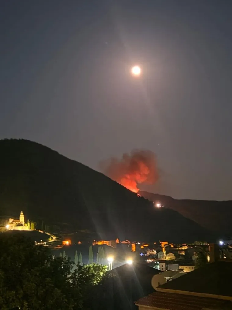 Buknuo požar kraj Komiže, &scaron;ire se snimke! Stižu tri kanadera i dodatne snage s kopna