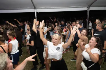 Fe&scaron;ta za pamćenje: Maja &Scaron;uput podigla publiku na noge, brojne ljepotice plesale na najveće hitove