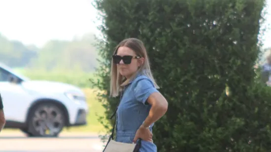 Tko je sve uživao uz Dravu? Pažnju privukla zgodna plavu&scaron;a u kratkom traper kombinezonu