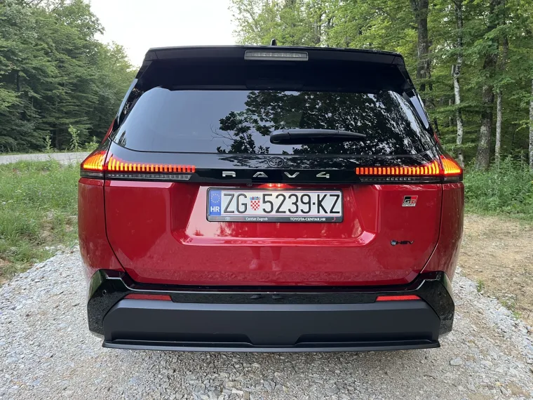 Najbolji obiteljski SUV? Može apsolutno sve, izgleda brutalno, ali pripremite krpicu