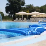 Starica zaspala na metalnoj ležaljci pored bazena, na intenzivnoj je njezi: Objavljena fotografija