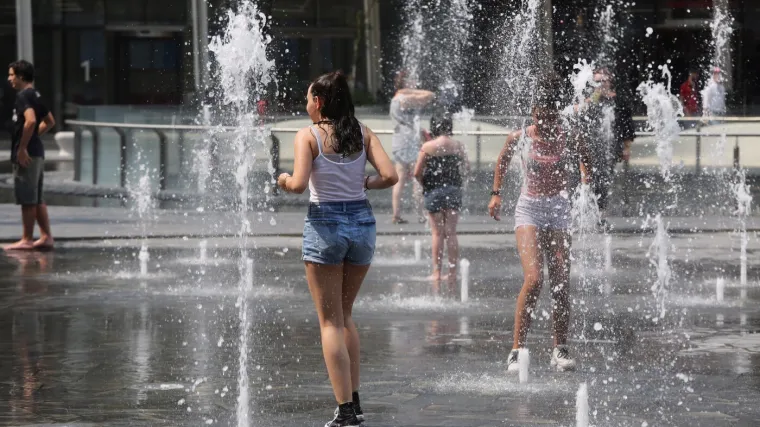 Vodeni topovi i prskalice na ulicama: Europa se kuha na ekstremnim vrućinama