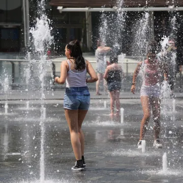 Vodeni topovi i prskalice na ulicama: Europa se kuha na ekstremnim vrućinama