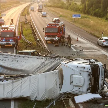 Kr&scaron; i lom na A3: &Scaron;leper probio za&scaron;titnu ogradu i blokirao oba smjera, vozi se zaustavnim trakom