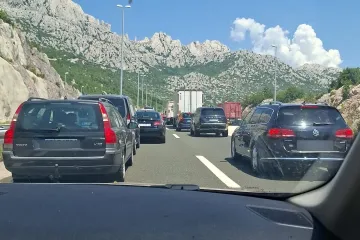 Zapalilo se vozilo na A1: Stvorile se kolone, pogledajte o kakvoj je gužvi riječ