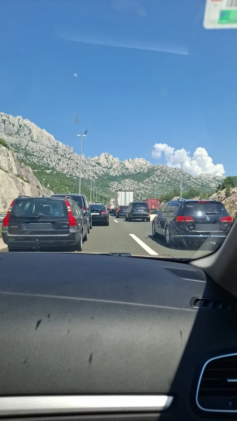 Zapalilo se vozilo na A1: Stvorile se kolone, pogledajte o kakvoj je gužvi riječ