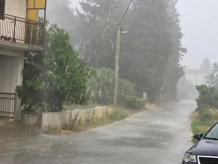 Tuča veličine oraha padala u Sinju, Bulj objavio fotografiju: 'Veću nisam vidio'