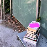 &Scaron;to se dogodilo na autobusnoj stanici u Splitu? Na klupi osvanule knjige i kratka poruka