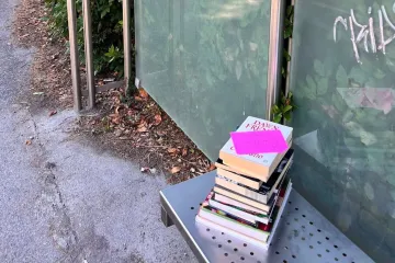 &Scaron;to se dogodilo na autobusnoj stanici u Splitu? Na klupi osvanule knjige i kratka poruka