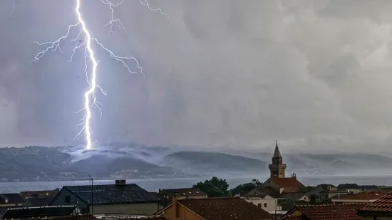 Nestvaran prizor! Uhvaćen je udar munje koji je najvjerojatnije izazvao požar na Čiovu