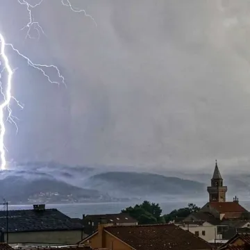 Nestvaran prizor! Uhvaćen je udar munje koji je najvjerojatnije izazvao požar na Čiovu