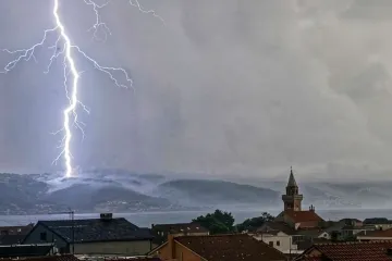 Nestvaran prizor! Uhvaćen je udar munje koji je najvjerojatnije izazvao požar na Čiovu