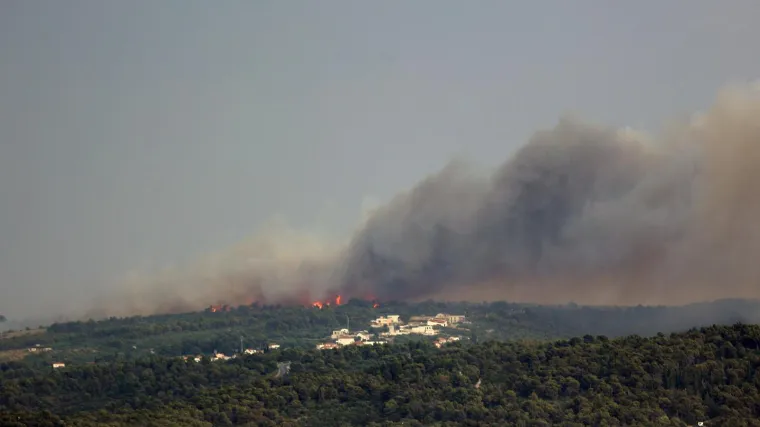 Nestvaran prizor! Uhvaćen je udar munje koji je najvjerojatnije izazvao požar na Čiovu