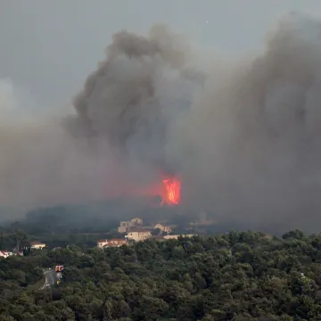 Buktinja na Čiovu nakon udara groma: Pogledajte prizore, &scaron;ire se oblaci dima