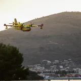 Dva kanadera pomažu u ga&scaron;enju na Čiovu, vatrogasci su uspjeli obraniti kuće