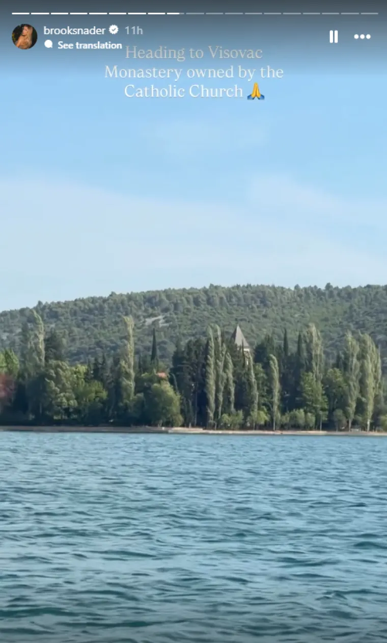 Zvijezda Baywatcha uživa na Jadranu: Luksuznu jahtu nakratko zamijenila posjetom samostanu