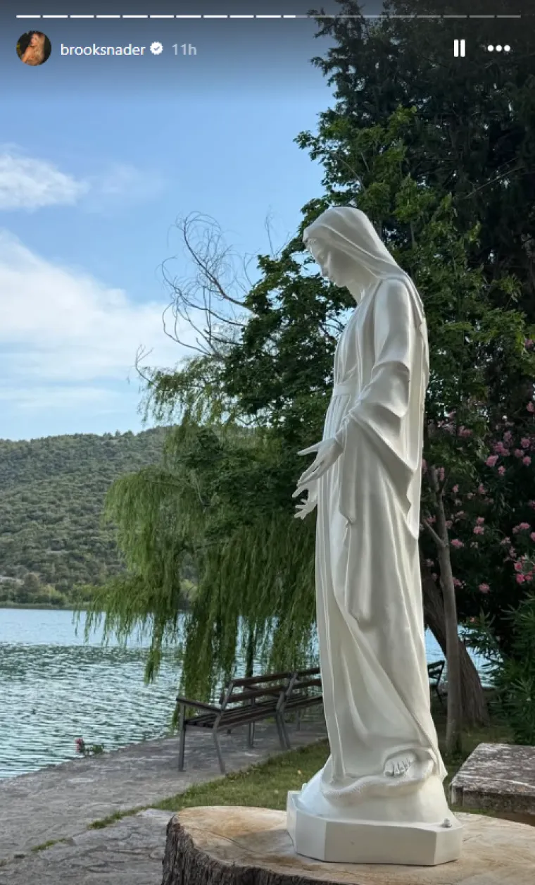 Zvijezda Baywatcha uživa na Jadranu: Luksuznu jahtu nakratko zamijenila posjetom samostanu