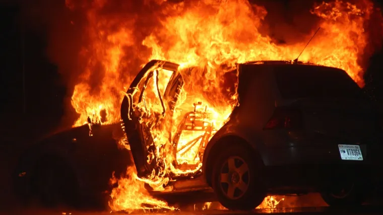 Eksplozija probudila Zagrepčane, BMW planuo oko 1.40 u noći: 'Čula sam jaku detonaciju'