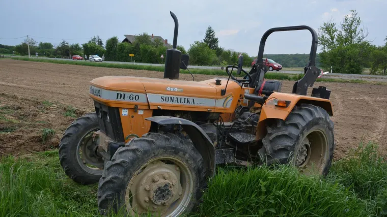 Stra&scaron;na nesreća kod Varaždina: Mu&scaron;karac pao pod traktor i preminuo