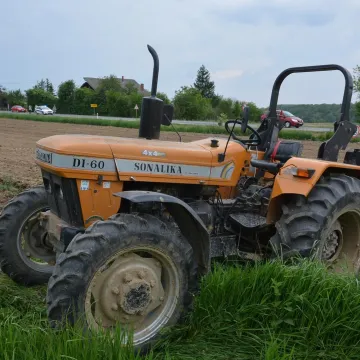 Stra&scaron;na nesreća kod Varaždina: Mu&scaron;karac pao pod traktor i preminuo