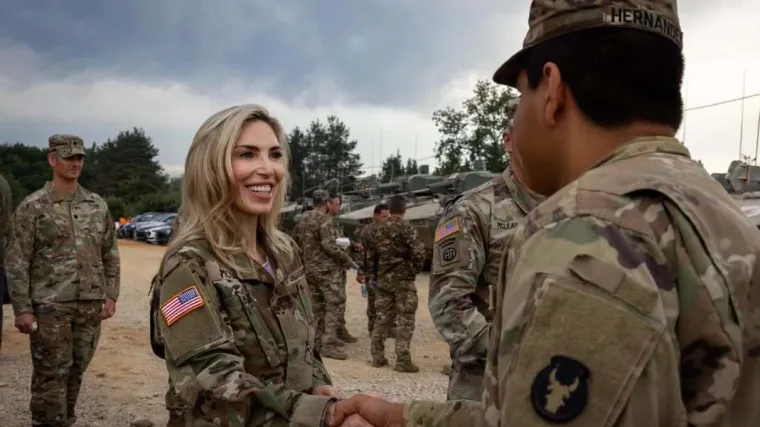 Američka veleposlanica u akciji: Pogledajte kako je dijelila obroke vojnicima kod Slunja