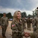 Američka veleposlanica u akciji: Pogledajte kako je dijelila obroke vojnicima kod Slunja