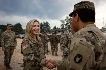 Američka veleposlanica u akciji: Pogledajte kako je dijelila obroke vojnicima kod Slunja