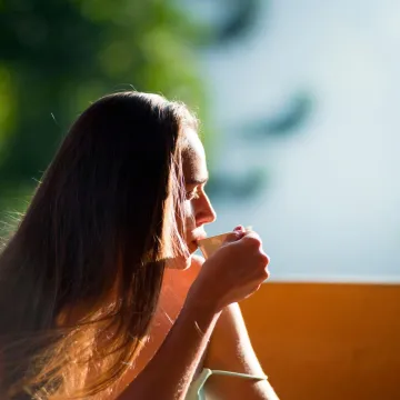 Popularni napitak koji mnogi piju svaki dan snižava kolesterol, a ovo je optimalna doza