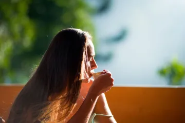 Popularni napitak koji mnogi piju svaki dan snižava kolesterol, a ovo je optimalna doza