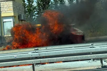 Drama na naplatnim kućicama u Zadru: Vatra progutala automobil