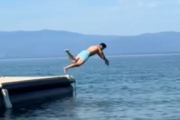 Bezbroj je načina osvježenja i zabave tijekom ljetnih vrućina, ali ovaj izgleda jako bolno