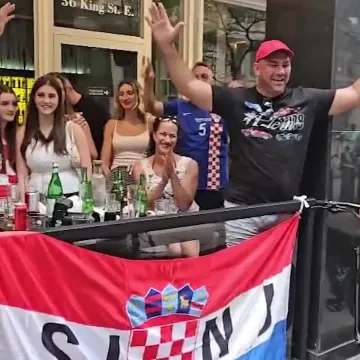Hrvatski navijači rade atmosferu za pobjedu! Stigla je ogromna hrvatska zastava, ali i Ivana Knoll