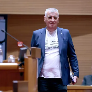 Bulj izazvao kaos u Saboru, pogledajte snimku: 'Neće hrvatski vojnik ginuti za tuđe interese'