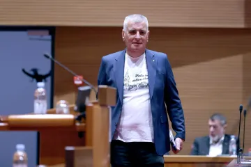 Bulj izazvao kaos u Saboru, pogledajte snimku: 'Neće hrvatski vojnik ginuti za tuđe interese'