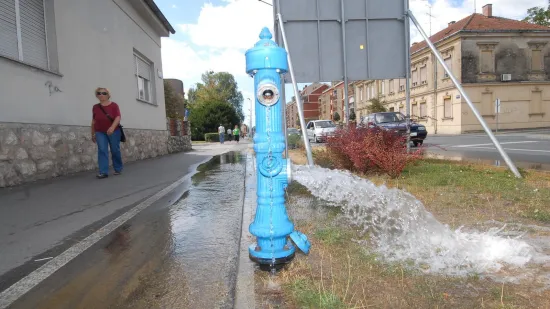 Kradu vodu s hidranata, pune bazene, drugi ostaju bez vode! Poslali dramatičan apel