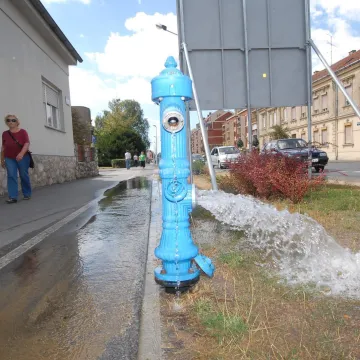 Kradu vodu s hidranata, pune bazene, drugi ostaju bez vode! Poslali dramatičan apel