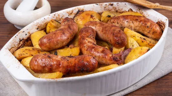 Jelo iz jedne posude: Recept za sočne kobasice i hrskave krumpire s tajnim sastojkom