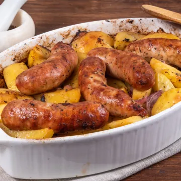 Jelo iz jedne posude: Recept za sočne kobasice i hrskave krumpire s tajnim sastojkom