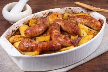 Jelo iz jedne posude: Recept za sočne kobasice i hrskave krumpire s tajnim sastojkom