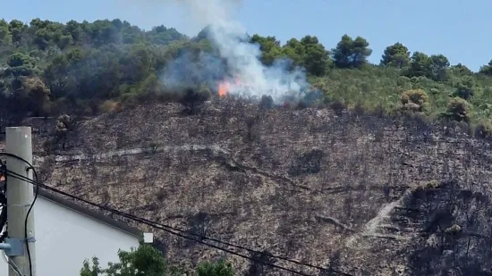 Novi požar se razbuktao na Čiovu: Vatrogasci stigli na teren, u pomoć dolazi i kanader