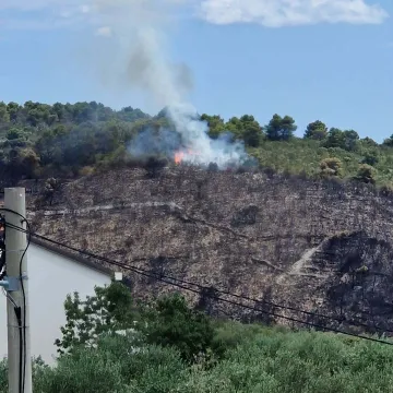 Novi požar se razbuktao na Čiovu: Vatrogasci stigli na teren, u pomoć dolazi i kanader