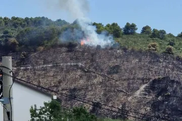 Novi požar se razbuktao na Čiovu: Vatrogasci stigli na teren, u pomoć dolazi i kanader
